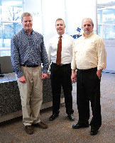 发现者和他的团队:伯爵劳顿、数据中心经理Ken Kauble(左)和数据中心工程师(右)。